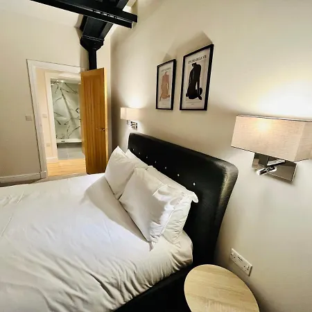 Stunning 2 Bedroom Apartment In The City Centre-3
