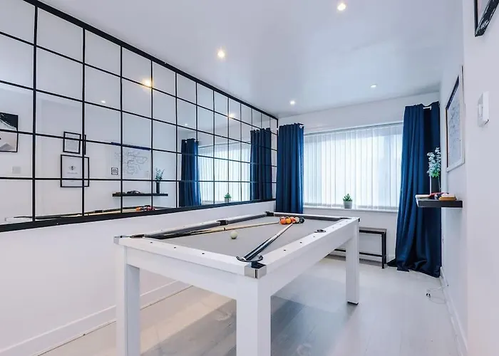 Sleeps 7, Games Room, Perfect For Groups, Driveway, Smart Tv, Available For Long Stays